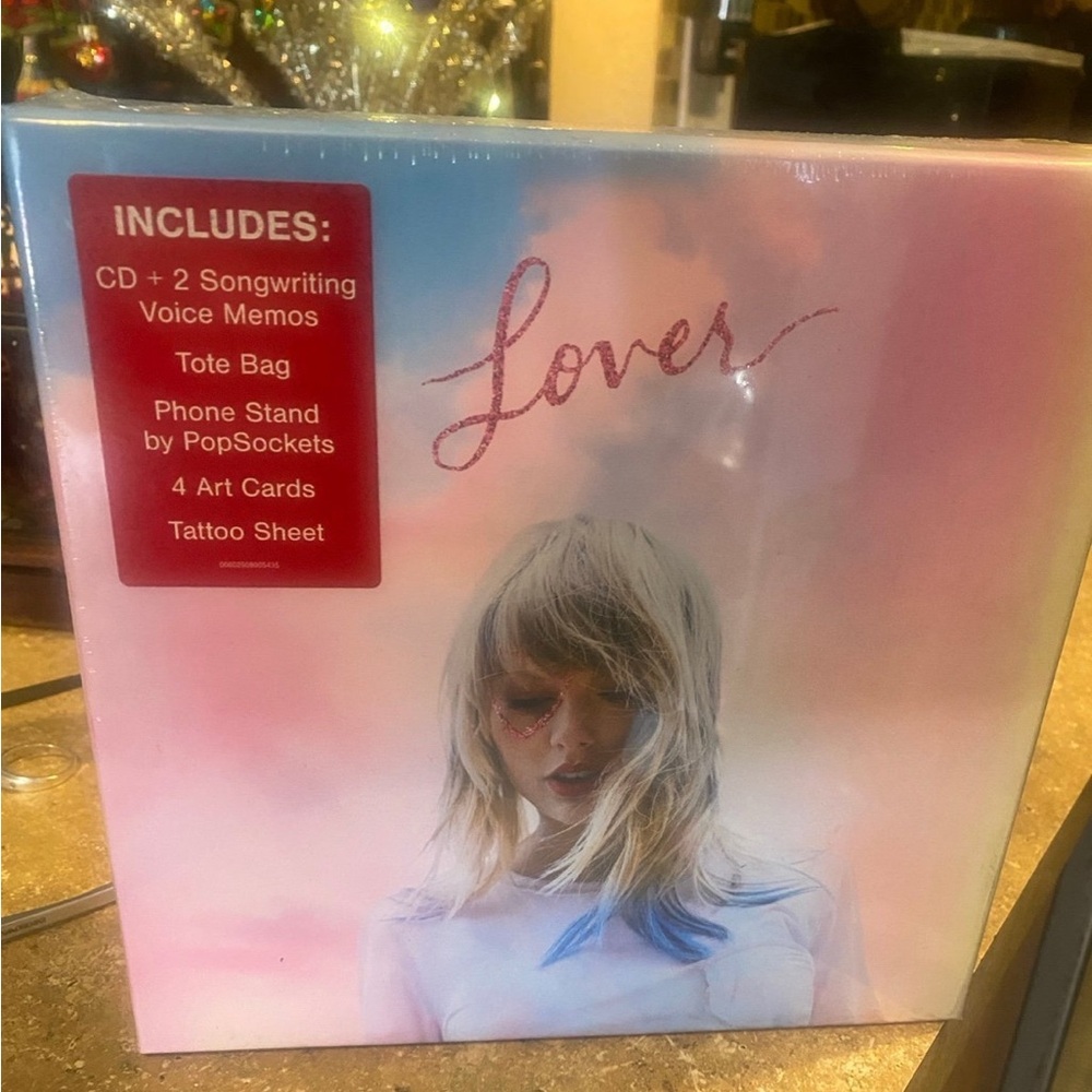 TAYLOR SWIFT LOVER WEBSTORE 
DELUXE BOX SET SEALED TOTE ,POSTCARDS & MORE MINT!!